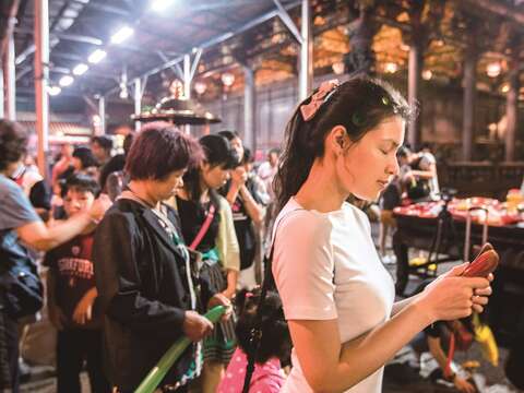 參拜月老覓佳偶。( 攝影／梁忠賢)