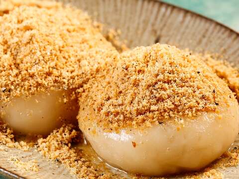 北港甜湯的燒麻糬是華西街觀光夜市的著名小吃。（攝影／楊智仁）