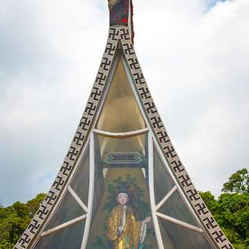 照明淨寺供奉的神像與其外部建築雕琢均極為特別。（攝影／黃建彬）
