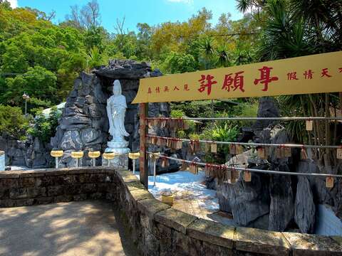 參拜完四相千手觀音後，可到廣場的許願池擲銅板許願。（攝影／黃建彬）