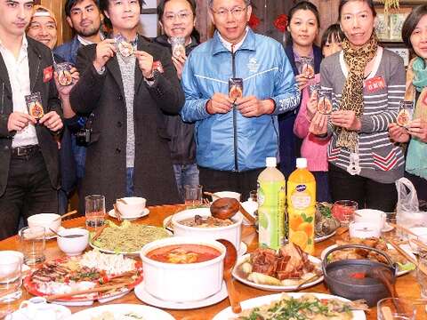臺灣年味在臺北─臺北年貨大街─臺北市柯文哲市長（右6）與外籍朋友於迪化街稻舍共同享用溫馨團圓飯