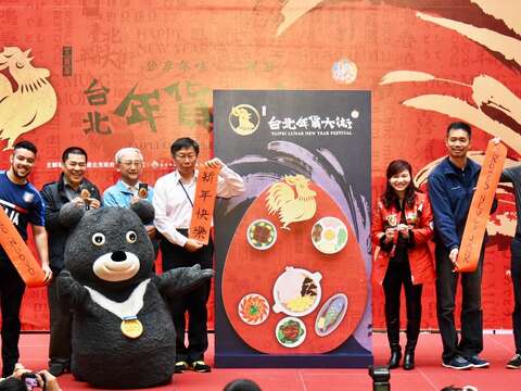 臺灣年味在臺北─臺北年貨大街─市長(左5)與外籍朋友及熊讚大合照