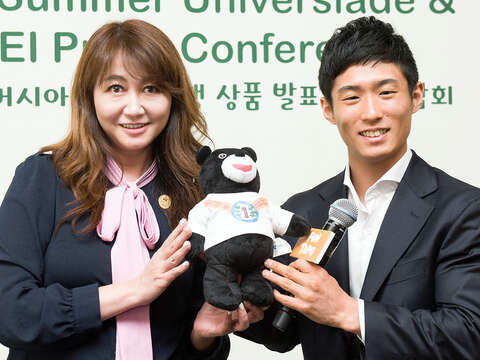 臺北市觀光傳播局局長簡余晏致贈梁鶴善選手代表熊讚娃娃相見歡。