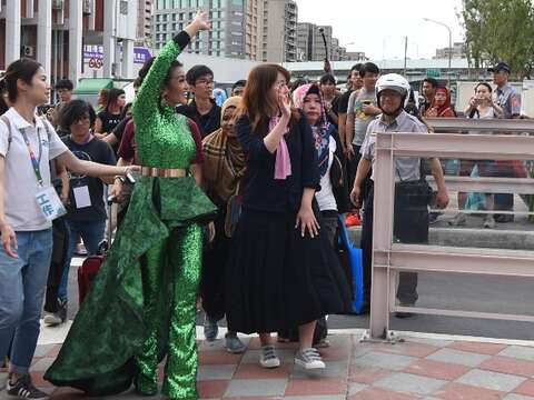 即將搭觀巴離開的Fitri揮手向歌迷朋友道別