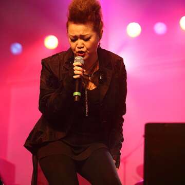 搖滾教母娃娃金智娟在台北河岸音樂季演唱經典歌曲