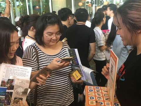 許多泰國民眾對臺北觀光旅遊有興趣，並爭相參加互動拿獎品的遊戲