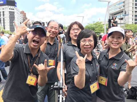 臺北世大運執行長蘇麗瓊率領19位市府團隊一同在台下共同演唱，為世大運集氣加油