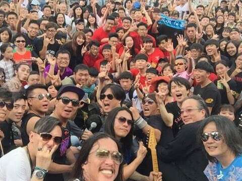 千人大自拍，為2017搖滾世大運畫下完美的句點