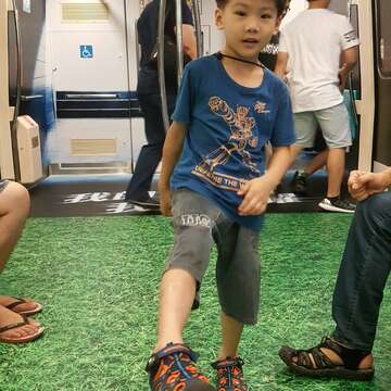 捷運車廂化身為足球場，小朋友也忍不住舉腳射門。