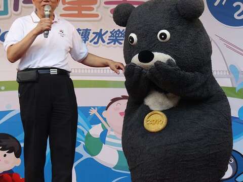臺北市長柯文哲和熊讚一同歡迎家長及小朋友參加臺北河岸童樂會