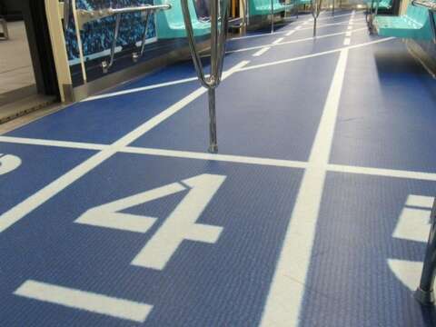 參加臺北市政府LINE ON AIR 世大運彩繪列車大問答 把熊讚娃娃帶回家