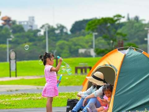 TAIPEI SUMMER 2017 Vol.08 Fun by the River! Treat Yourself at Taipei’s Riverside Park