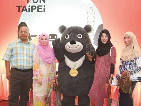 TAIPEI SUMMER 2017 Vol.08 Taiwan Steps up in the World, and Brings the World to Taiwan Activate Taipei’s Tourism; Let the World See Taipei