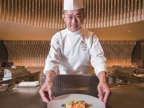 林勤凱選用當季食材與在地蔬果，以極簡的調味和日、法手法烹調鐵板燒。
