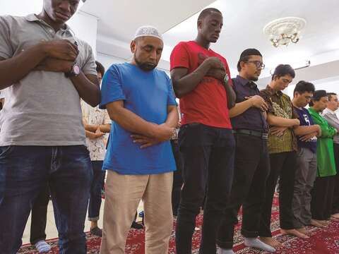 一群新移民聚在一起禱告。（攝影／楊智仁）