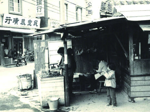 1970年代的永康街一隅，現在右邊的小吃店已拆除，納入永康公園範圍內。（圖／林茂男提供）