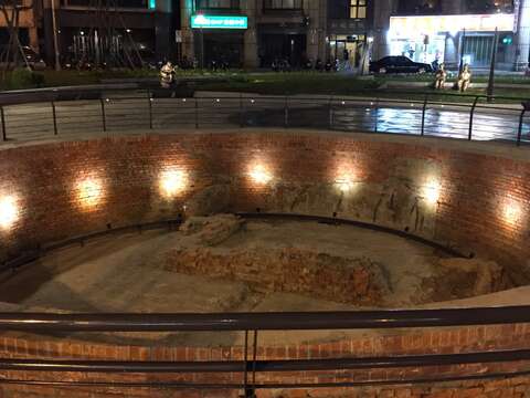 照片4.建成圓環「大稻埕圓環防空蓄水池」古蹟夜間照片