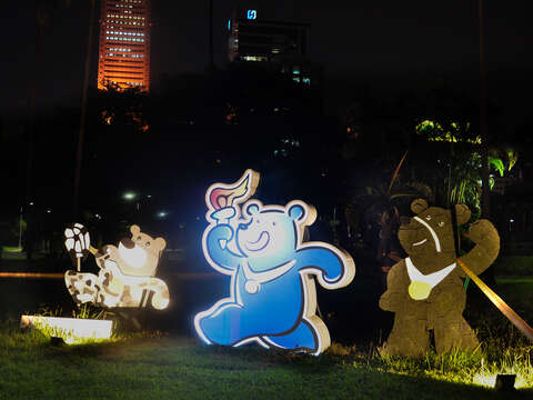 相片1：228和平紀念公園「聖火」造型熊讚夜景