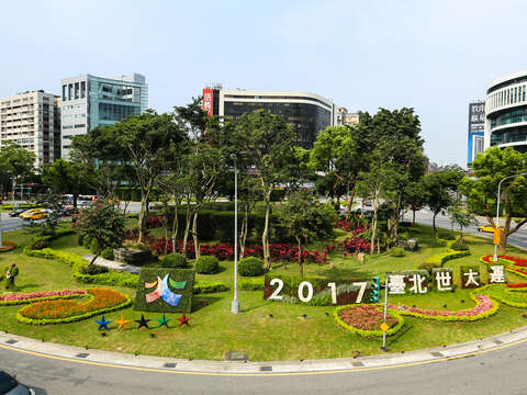 圖1、仁愛圓環的世大運看板及造型綠雕是用植物製作而成
