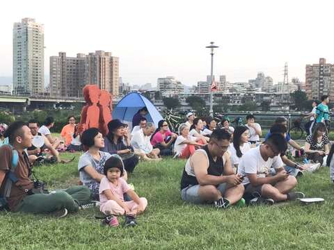 一起來席地而坐，來河岸聽音樂吧