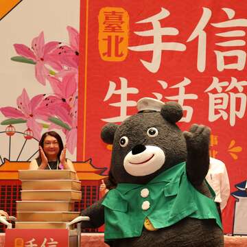 熊讚COSPLAY客串郵差先生幫市長寄手信禮盒