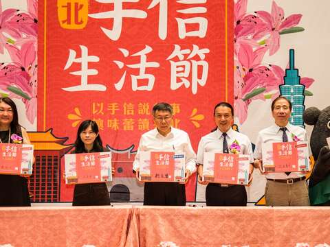 柯文哲(左)、高垂琮(右)、陳譽馨(左2)簽名手信禮盒溫馨獻雙親