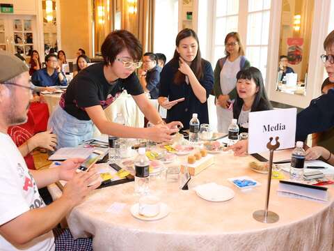 Restaurant_Andre及RAW的江振誠主廚特別製作鳳梨酥與新加坡媒體分享，吸引媒體關注