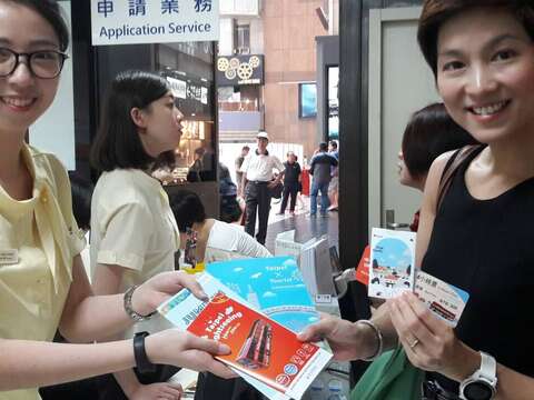 8月國際旅客可至指定旅服中心兌換觀巴4小時體驗券，從不同角度看台北