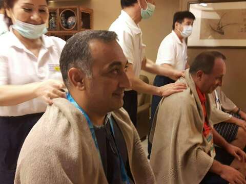 不少選手和代表團成員首次體驗臺式按摩，直呼新鮮有趣。