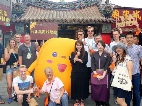 荷蘭隊31日造訪大稻埕霞海城隍廟，受到當地店家和鄉親熱烈歡迎。