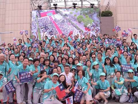 「台灣英雄大遊行」柯文哲市長感謝默默付出的志工，受到志工們熱烈歡迎。