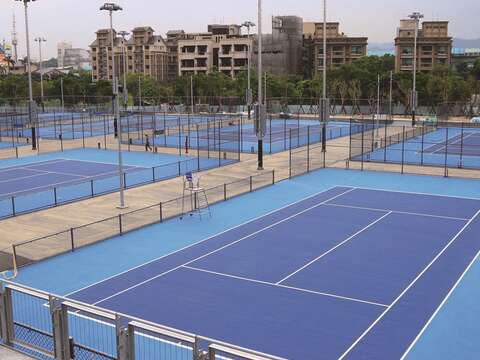 台北市網球中心包含室內室外共16面球場。(圖/2017臺北世大運組委會提供)