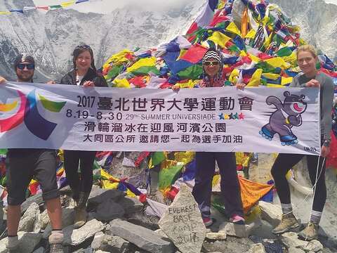 陸承蔚(右2)在聖母峰基地營將世大運旗幟展開,希望各國朋友都來台灣共襄盛舉。(圖/陸承蔚提供)