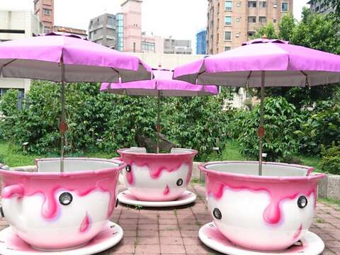 圖3、繽紛的咖啡杯座椅增添了公園亮點及休閒空間