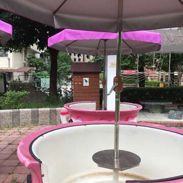 圖6、新製的陽傘還能配合天氣狀況來收存，避免損壞。