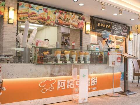 為滿足學生喜好,各式美食店家紛紛進駐,帶動起師大美食商圈的稱號。(攝影/周嘉慧)