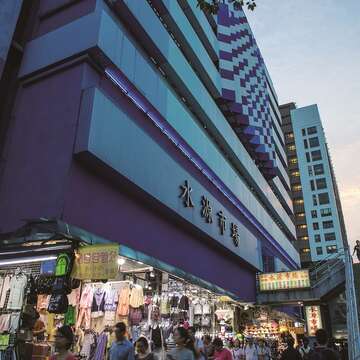 水源市場亮麗嶄新的外觀使其成為台大公館商圈著名地標。(攝影/周嘉慧)