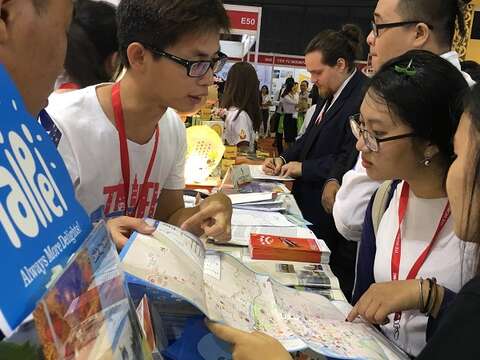 臺北攤位吸引旅遊同業詢問觀光資訊。