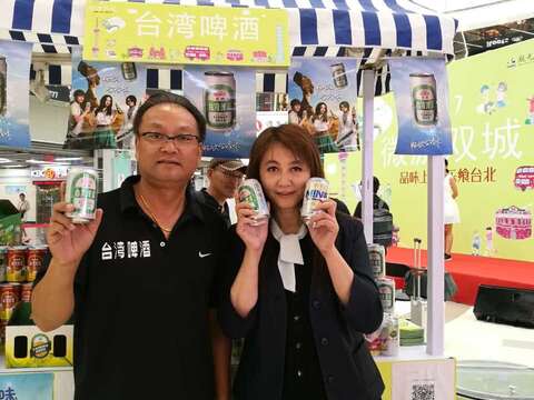 北市觀傳局長簡余晏邀請上海的朋友到台北喝18天生啤