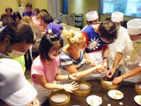 台灣代表美食小籠包現在也可親自動手做。(圖╱點水樓提供)