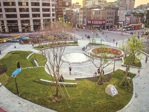蛻變後的建成圓環，成為充滿歷史意義的城市綠洲。（圖／台北市政府工務局公園路燈工程管理處提供）