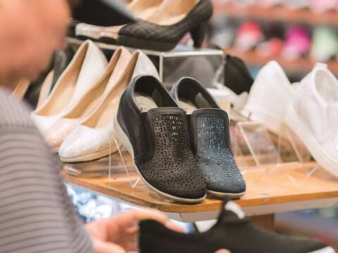 許多老台北人習慣到沅陵街購鞋，甚至帶著兒孫前來挑選。（攝影／梁忠賢）