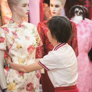 城中市場有多家販售適合女士宴會穿著的旗袍、禮服專賣店。(攝影/梁忠賢)