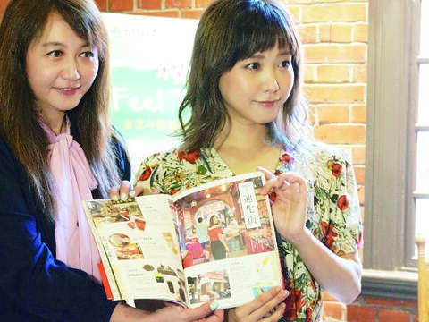 田中里奈致贈自己寫的旅遊書給局長簡余晏，書中有介紹大稻埕迪化街。（圖／台北市政府觀光傳播局提供）