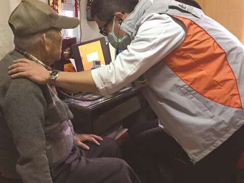 居家醫療服務讓醫生感受到不同的醫療經驗與回饋。(圖/台北市立聯合醫院提供)