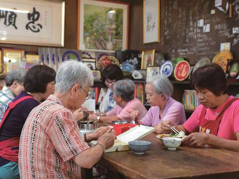 台北市開辦共餐據點,促進銀髮族情感交流。(攝影/黃建彬)