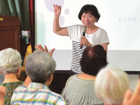 安養中心的健康課程提供銀髮族醫療用藥知識。(攝影╱黃建彬)