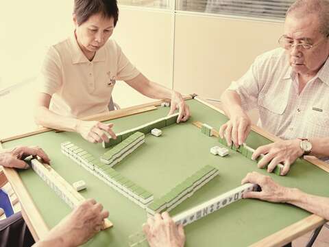 老人服務中心提供麻將桌給銀髮族休閒之用。（ 攝影╱張致遠）