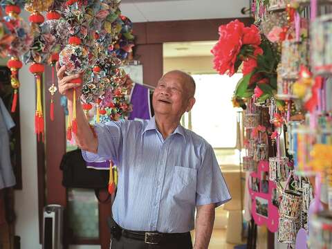 高爺爺房裡掛滿了他得意的摺紙作品。(攝影╱黃建彬)