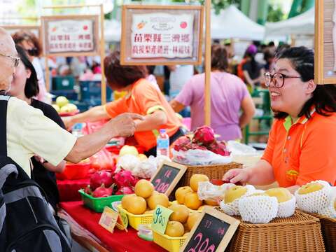 到花博農民市集可採買到來自台灣各地的新鮮蔬果。（攝影／楊智仁）